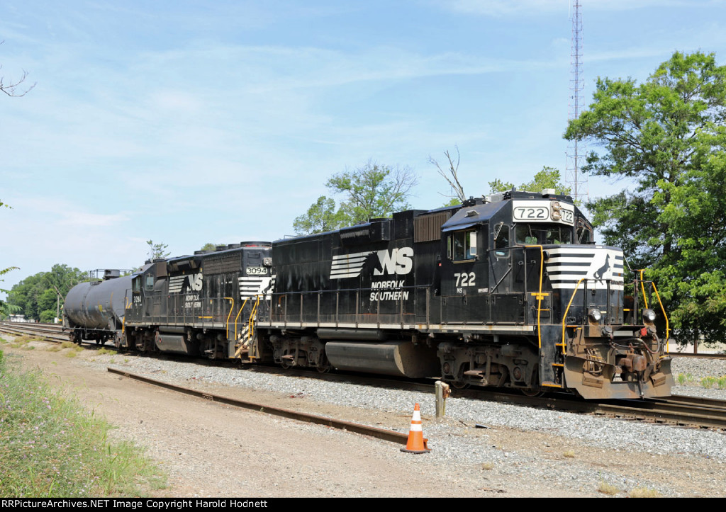 NS 722 & 3094 (P15) shove their train into the yard
